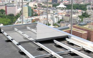The flooring is installed in no time at all, regardless of whether it is concrete or natural stone slabs, wood or WPC decking. This is also the perfect design for thin layer of ceramic flooring. Terrace with Elefeet® rail system